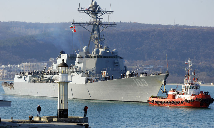 The US Navy destroyer "USS Truxtun" enters the Black Sea port of Varna in Bulgaria, on March 13, 2014. (AFP Photo / Anton Stoyanov)