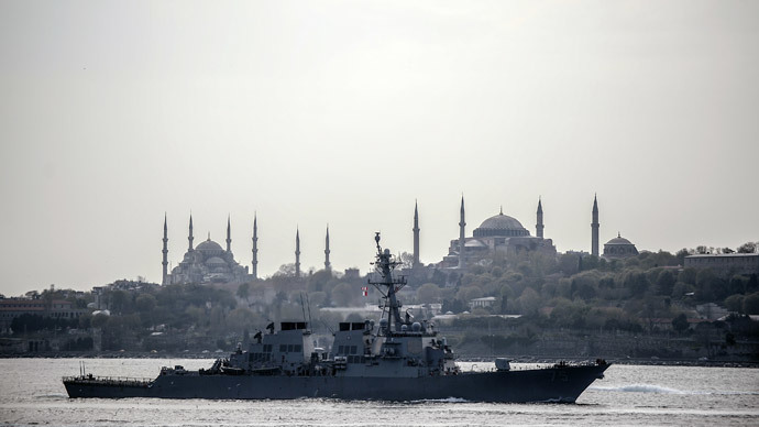US warship, USS Donald Cook, sails through the Bosporus in Istanbul, Turkey, on April 10, 2014, en route to the Black Sea.(AFP Photo / Bulent Kilic)