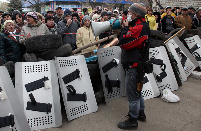 An armed pro-Russian activists addresses supporters gathered in front of a police station in the eastern Ukrainian city of Slavyansk after it was seized by a few dozen gunmen on April 12, 2014. (AFP Photo / Anatoliy Stepanov)