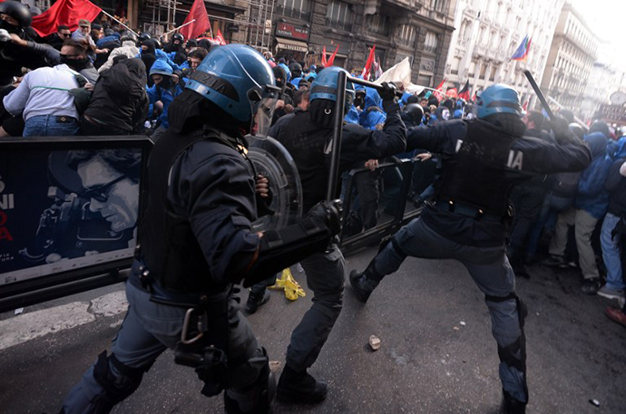 Anti riots policemen clash with protesters as thousands of people demonstrate against Italian government and austerity measures on April, 2014 in Rome. (AFP Photo / Filippo Monteforte)