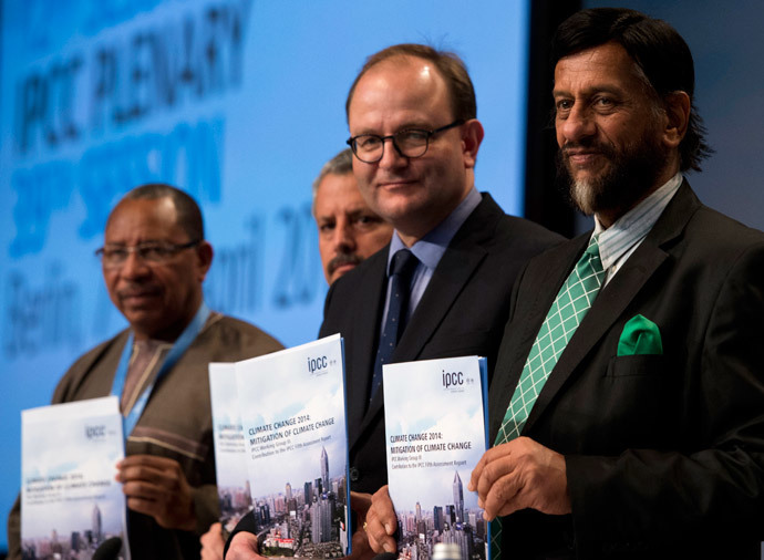 (L-R)Youba Sakona, Coordinator of the African Climate Policy Centre (ACPC), Cuban climate expert Ramon Pichs Madruga, Ottmar Edenhofer, co-Chair of the IPCC Working Group III and Rajendra Pachauri, Chairman of the Intergovernmental Panel on Climate Change (IPCC)pose with a copy of the IPCC report "Climate Change 2014, Mitigation of Climate Change" during a press conference in Berlin on April 13, 2014. (AFP Photo / John Macdougall)