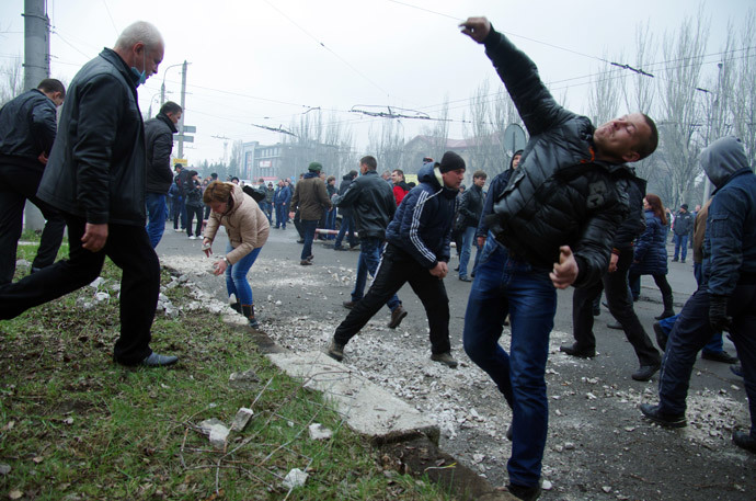 Anti-government protesters throw stones as they storm a regional police building in the eastern Ukrainian city of Horlivka (Gorlovka), near Donetsk, on April 14, 2014. (AFP Photo / Alexey Kravtsov)