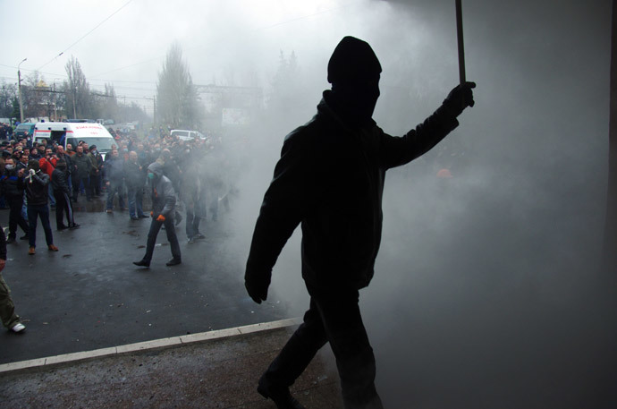 Anti-government protester takes part in the storming of regional police building in the eastern Ukrainian city of Horlivka (Gorlovka), near Donetsk, on April 14, 2014. (AFP Photo / Alexey Kravtsov)