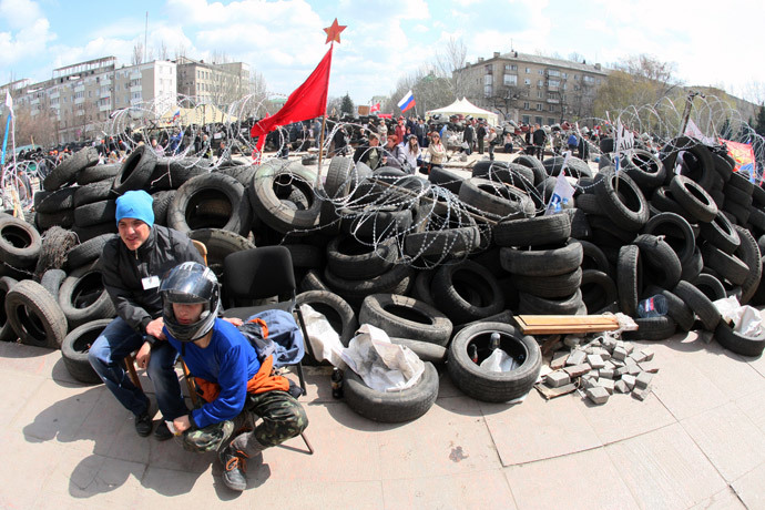 Anti-government activists guard a barricade outside the regional state building in the eastern Ukrainian city of Donetsk on April 15, 2014. (AFP Photo / Alexander Khudoteply)