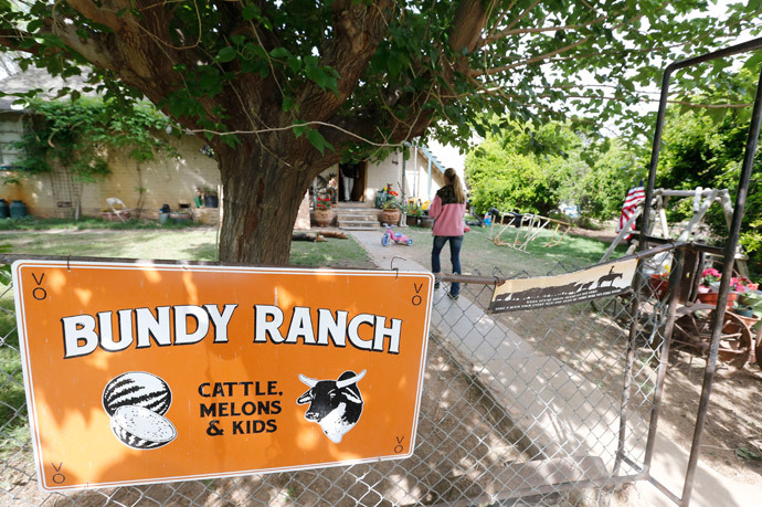 People mill around the outside of rancher Cliven Bundy ranch house (George Frey / Getty Images / AFP Photo)