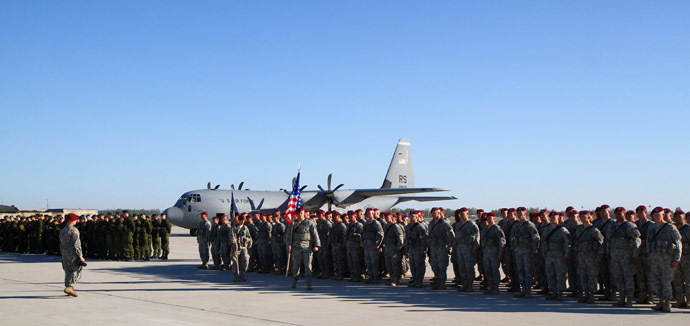Lithuanian soldiers and US soldiers stand in front of an aircraft of the US air force at the air force base near Siauliai Zuokniai, Lithuania, on April 26, 2014. (AFP Photo/Petras Malukas)