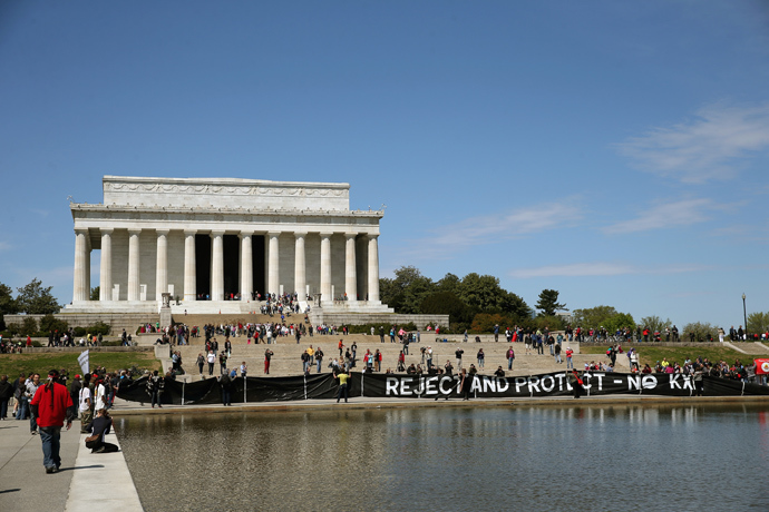 Keystone pipeline protesters hold a banner in front of the Lincoln Memorial and Reflecting Pool on the National Mall April 24, 2014 in Washington, DC (AFP Photo / Mark Wilson)