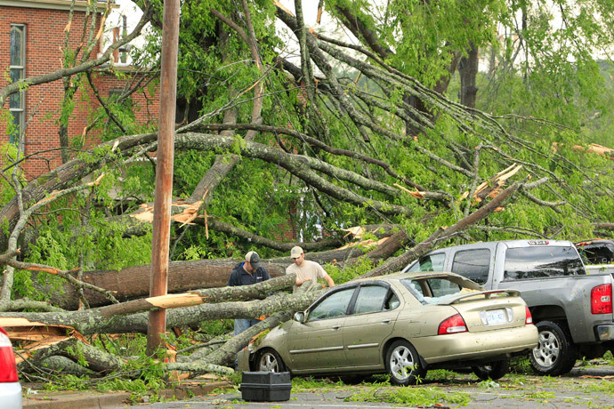 Volunteers start clearing trees off cars from a parking lot in the Joyner neighborhod after a tornado ripped through the area in Tupelo, Mississippi April 28, 2014. (Reuters / Thomas Wells)