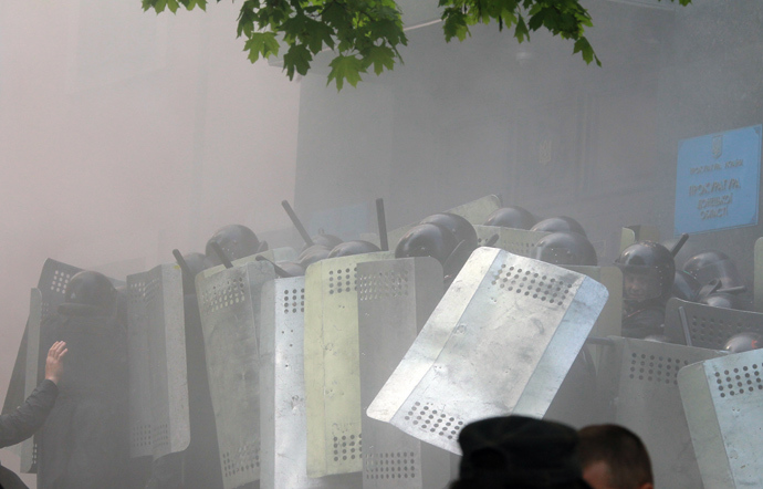 Federalization supporters storm the Donetsk Region's prosecutor's office in Ukraine (RIA Novosti / Vitaliy Belousov)