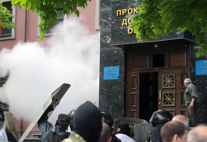 Federalization supporters storm the Donetsk Region's prosecutor's office in Ukraine (RIA Novosti / Vitaliy Belousov)