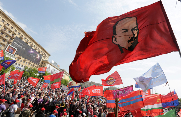 Communist supporters take part in a May Day rally in the eastern Ukrainian city of Kharkov, May 1, 2014 (Reuters / Konstantin Chernichkin)