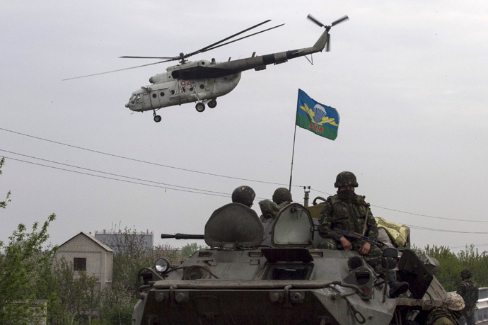 A Ukrainian military helicopter flies near a Ukrainian checkpoint near the town of Slavyansk in eastern Ukraine May 2, 2014 (Reuters / Baz Ratner)