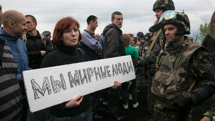 Human chains of E. Ukrainian residents block Kiev troops, APCs near Slavyansk (VIDEO)