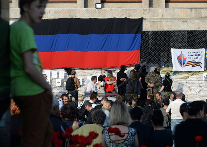 Local people stand outside a regional administration building in the eastern Ukrainian city of Slavyansk on April 27, 2014. (AFP Photo/Vasily Maximov)