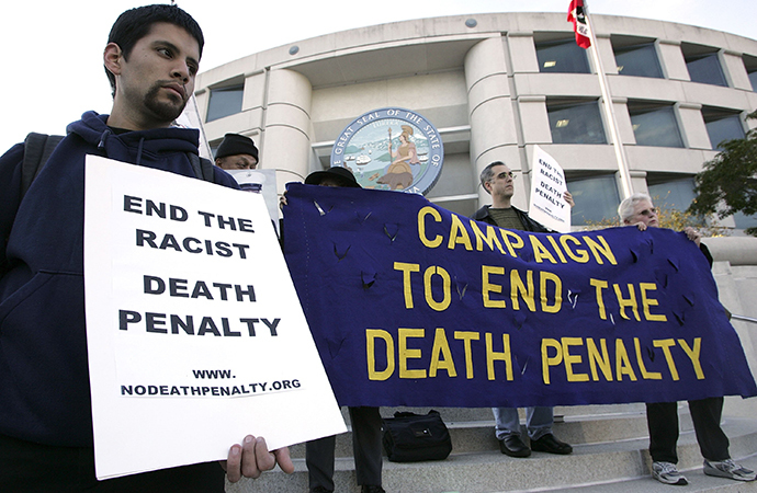 Opponents of the death penalty carry signs during a rally opposing the death penalty (AFP Photo / Justin Sullivan)