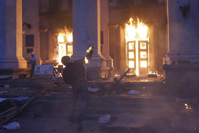 A protester throws a petrol bomb at the trade union building in Odessa May 2, 2014. (Reuters/Yevgeny Volokin)