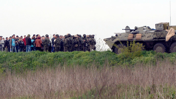 Residents gather to speak to Ukrainian soldiers at a checkpoint which they seized in the early morning in the village of Andreevka, 7 kms from the centre of the southern Ukrainian city of Slavyansk, on May 2, 2014. (AFP Photo)