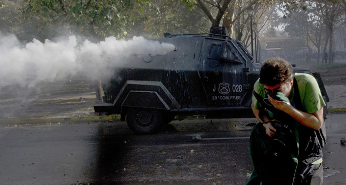 Students clash with riot police during a protest against the education system, in Santiago, on May 8, 2014. (AFP Photo)