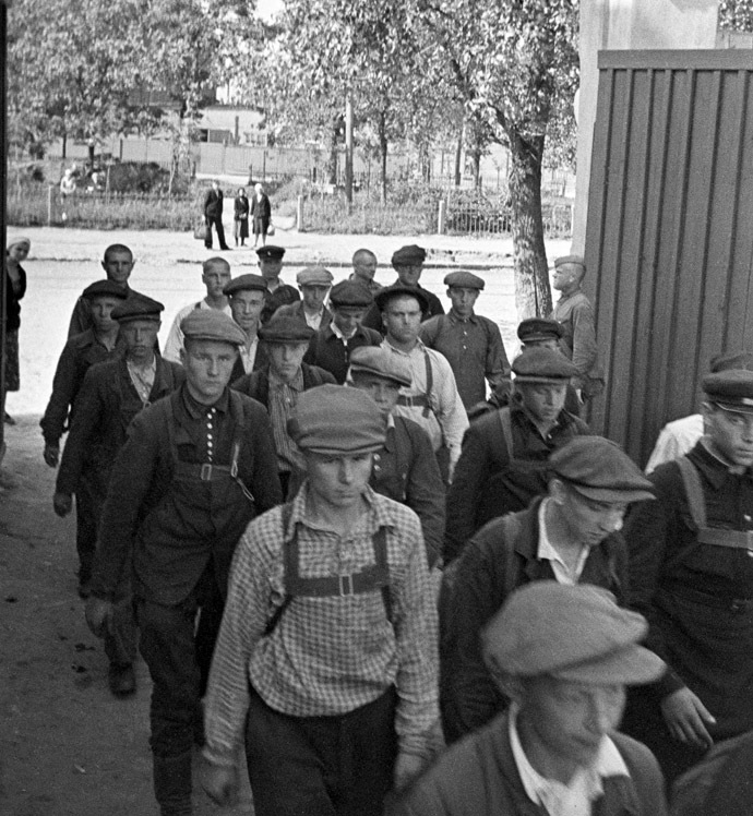 Enlisting in the Army. Recruits entering Voroshilov Barracks in Moscow. June 23, 1941. Photo by Anatoly Garanin. (RIA Novosti)