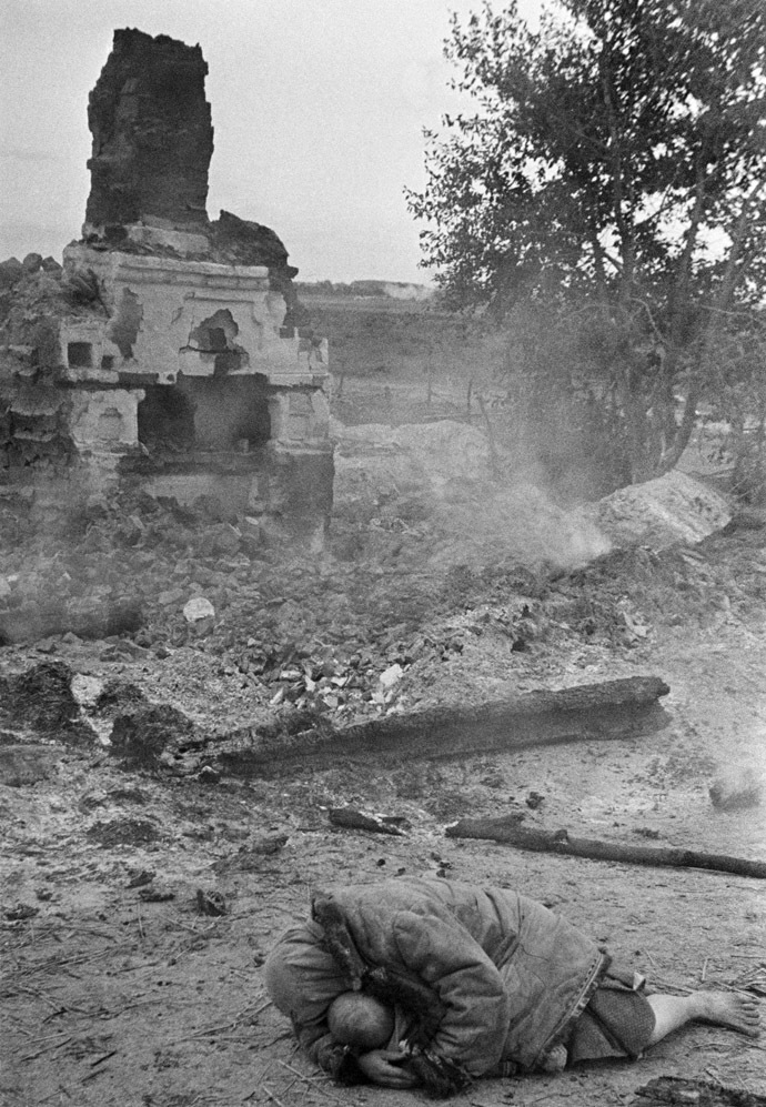 A mother is sheltering her child during the shelling, Krasnaya Sloboda village, Bryansk region. Photo by Anatoly Garanin, 30.07.1941. (RIA Novosti)