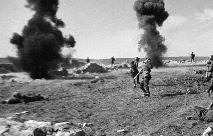 Iconic WWII photo, âThe death of a soldierâ, taken during the Kerch offensive. Crimea. 30.05.1942. Photo by Anatoly Garanin. (RIA Novosti)