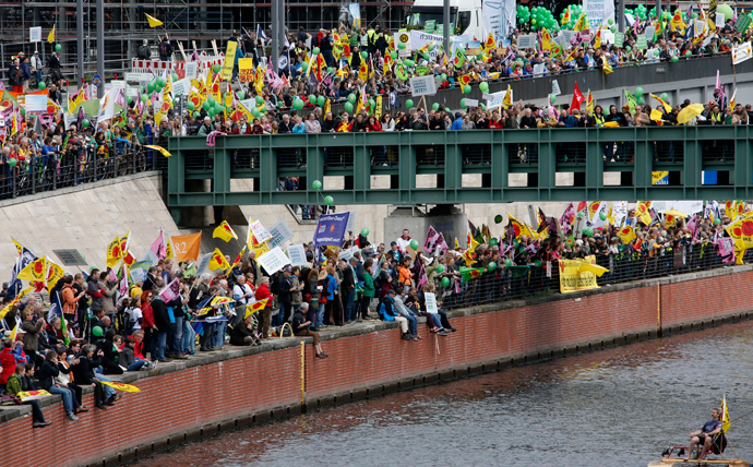 Demonstrators protest for Germany's shift to green energy and away from nuclear power and fossil fuels in Berlin May 10, 2014 (Reuters / Fabrizio Bensch)