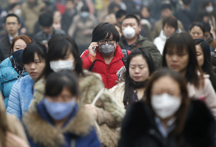 Commuters wearing masks make their way amid thick haze in the morning in Beijing February 26, 2014. (Reuters/Kim Kyung-Hoon)