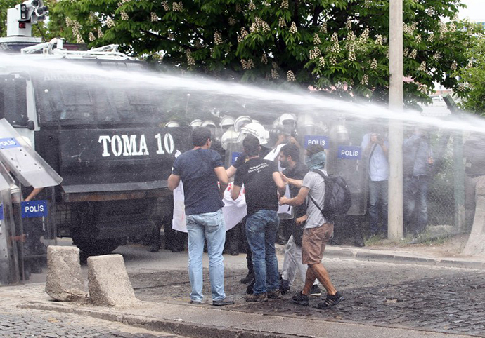 Proteters clash with Turkish police in Ankara on May 14, 2014 during a demonstration gathering hundreds after more than 200 people were killed in an explosion at a mine. (AFP Photo / Adem Altan)