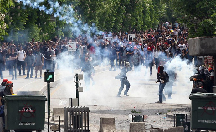 Proteters run from Turkish police's tear gas in Ankara on May 14, 2014 during a demonstration gathering hundreds after more than 200 people were killed in an explosion at a mine. (AFP Photo / Adem Altan)