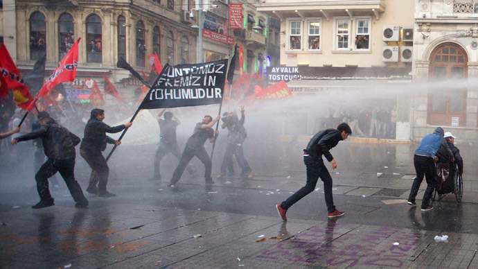 Protesters run away from water canon fired by the riot police during a demonstration blaming the ruling AK Party (AKP) government for the mining disaster in western Turkey, in central Istanbul May 14, 2014.(Reuters / Cevahir Bugu )