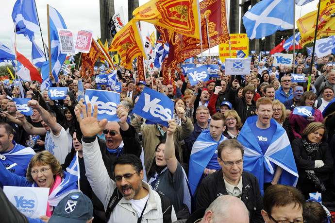 Pro-independence supporters as they gather for a rally in Edinburgh on September 21, 2013. (AFP Photo)