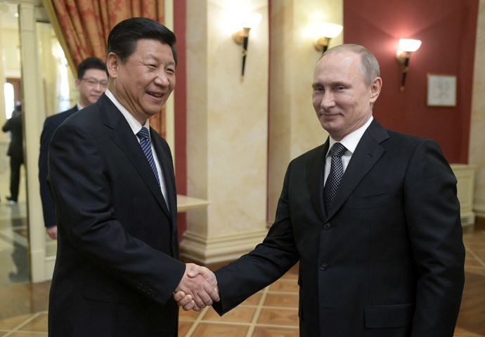 Russia's President Vladimir Putin (R) shakes hands with his Chinese counterpart Xi Jinping . (AFP Photo / Alexei Nikolsky)