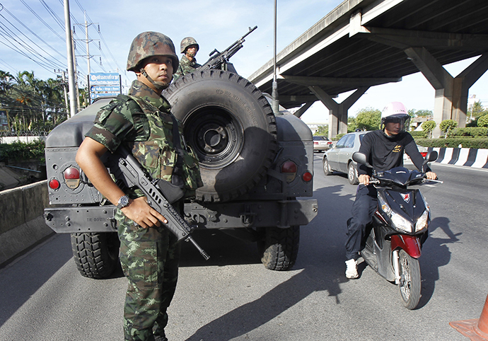 Thai soldiers take up a position on a main road in Bangkok May 20, 2014. (Reuters / Chaiwat Subprasom)
