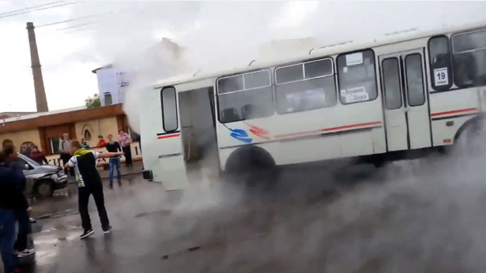 ​Screaming passengers flee bus from scalding jet of steam (VIDEOS)