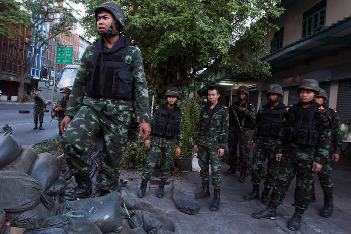 Soldiers take their positions after a coup in central Bangkok May 22, 2014.(Reuters / Kerek Wongsa )