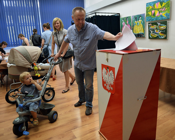 A man casts his ballot for the European Parliament elections on May 25, 2014 at a polling station in Warsaw. (AFP Photo / Janek Skarzynski)