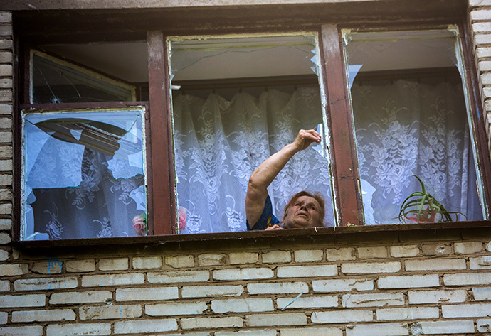 A woman whose building's courtyard was hit by artillery fire, in Slaviansk on May 28, 2014 (RIA Novosti / Andrey Stenin)