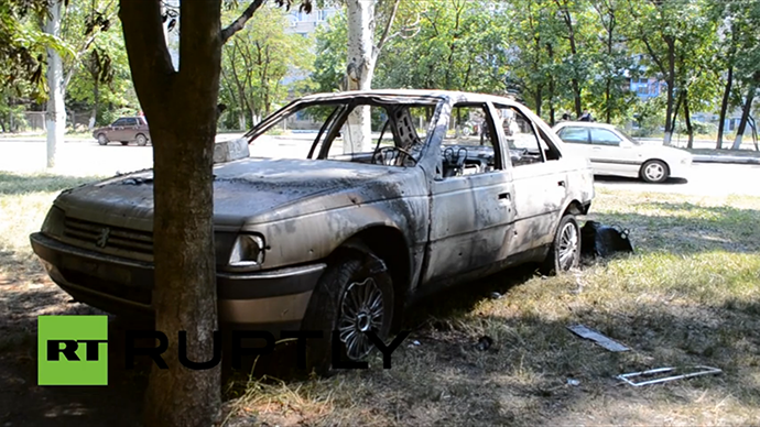 A car destroyed in a mortar shell explosion in Slavyansk, May 28, 2014. (A screenshot from Ruptly video)