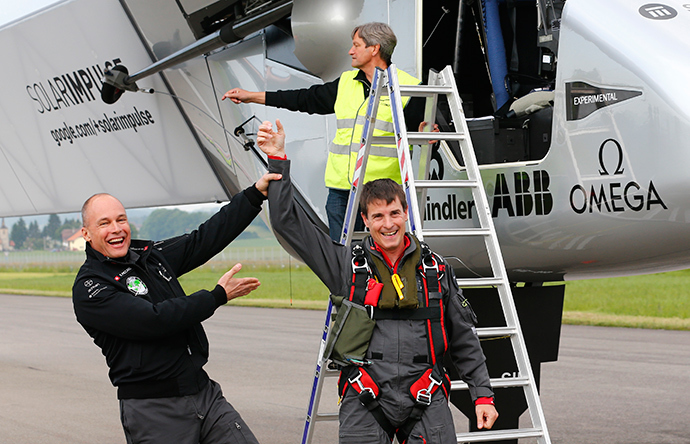 Solar Impulse co-founder Bertrand Piccard (L) congratulates German test pilot Markus Scherdel after its maiden flight with the solar-powered Solar Impulse 2 aircraft at its base in Payerne on June 2, 2014 (AFP Photo / Denis Balibouse)
