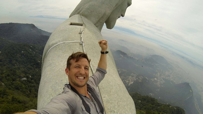 Dizzy, daring selfies snapped on top of Brazil's Christ the Redeemer statue (PHOTOS, VIDEO)