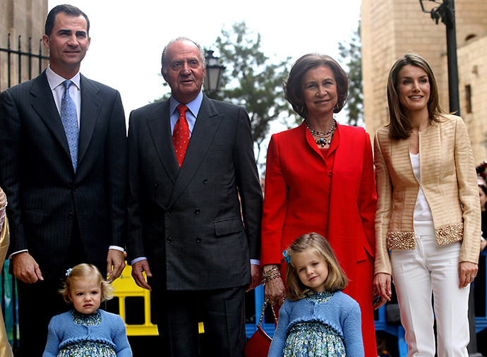 A file photo taken on April 12, 2009 shows (fromL) Spanish Crown Prince Felipe, his father King Juan Carlos I, his mother Queen Sofia, his wife Princess Letizia, and his two daugthers Sofia and Leonor (down) posing for a family photo before the traditional Easter Mass of Resurection in Palma de Mallorca (AFP Photo)