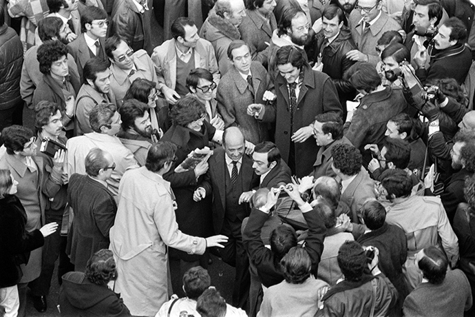 Journalists and onlookers welcome Parliament deputies, just released after 17 hours as hostages of rebel insurgents, outside the Parliament building in Madrid, on February 24, 1981(AFP Photo)
