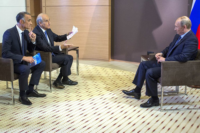 Russia's President Vladimir Putin (R) listens to French journalist Gilles Bouleau (L) and Jean-Pierre Elkabbach during an interview with French media TF1 and Europe 1, in Sochi on June 4, 2014 (AFP Photo / RIA Novosti / Alexei Nikolsky)