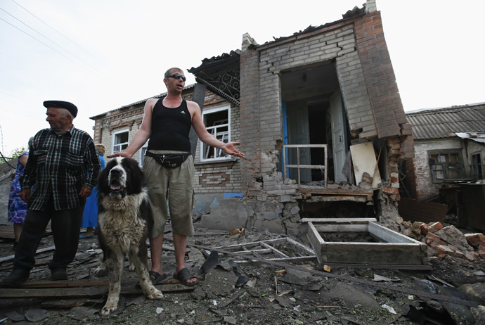Local residents gather outside a house following what locals say was recent shelling by Ukrainian forces in the village of Semenovka, on the outskirts of Slavyansk, eastern Ukraine May 23, 2014. (Reuters/Maxim Zmeyev)