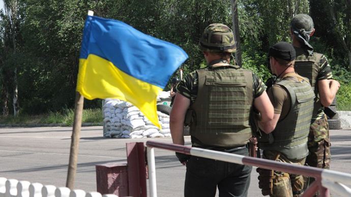 Ukrainian troops man a check-point near the eastern Ukrainian city of Slavyansk, Donetsk region on June 4, 2014. (AFP Photo / Sergey Bobok)