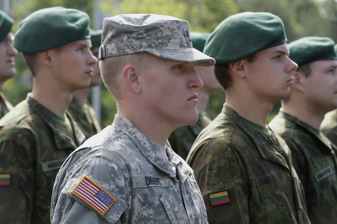 A U.S. soldier attends the opening ceremony of NATO military exercise "Saber Strike" with Lithuanian soldiers, in Adazi, Lithuania. June 9, 2014.(Reuters / Ints Kalnins)