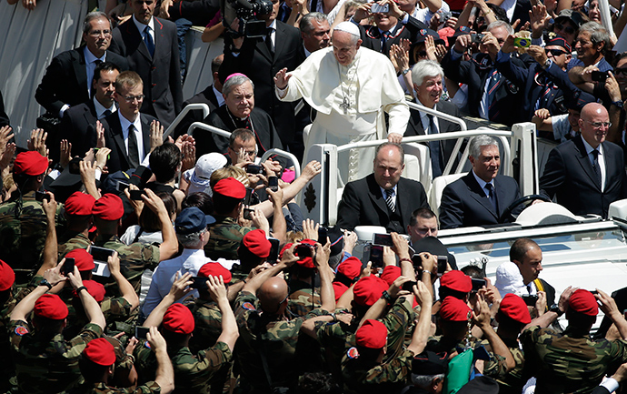 Pope Francis waves as he arrives to lead a special audience for Carabinieri paramilitary police in Saint Peter's Square at the Vatican June 6, 2014 (Reuters / Max Rossi)