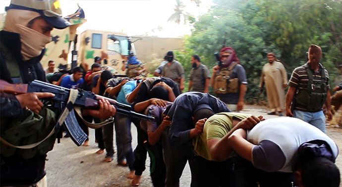 An image uploaded on June 14, 2014 on the jihadist website Welayat Salahuddin allegedly shows militants of the Islamic State of Iraq and the Levant (ISIL) capturing dozens of Iraqi security forces members prior to transporting them to an unknown location in the Salaheddin province ahead of executing them. (AFP Photo)