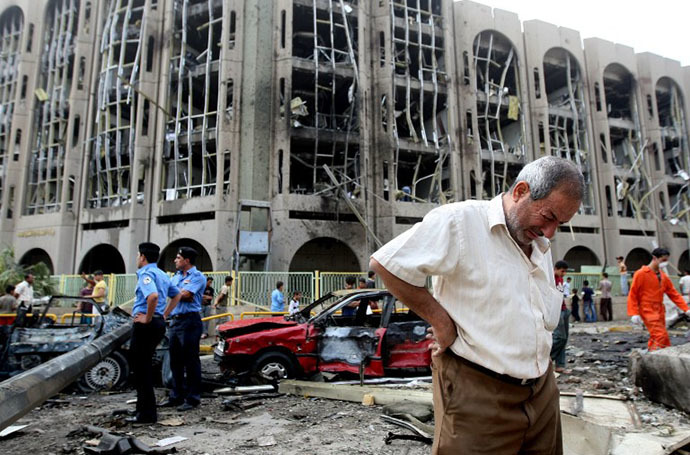 An Iraqi weeps as he walks away from the ministries of justice and labour following a suicide bombing on October 25, 2009. (AFP Photo / Ahmad Al-Rubaye)