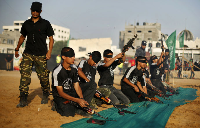 Blindfolded young Palestinians dismantle weapons during a military-style graduation ceremony at Fajer Al-Entesar (dawn of victory) summer camp, organised by the Hamas movement, in Gaza City June 19, 2014. (Reuters/Mohammed Salem)